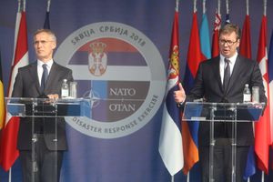 ZAJEDNO PRED NOVINARIMA PO OBILASKU VEŽBE U MLADENOVCU VUČIĆ: Moći ćemo da pozovemo Stoltenberga ukoliko se javi bilo kakav problem! SEKRETAR NATO: KFOR ostaje na Kosovu! (KURIR TV)