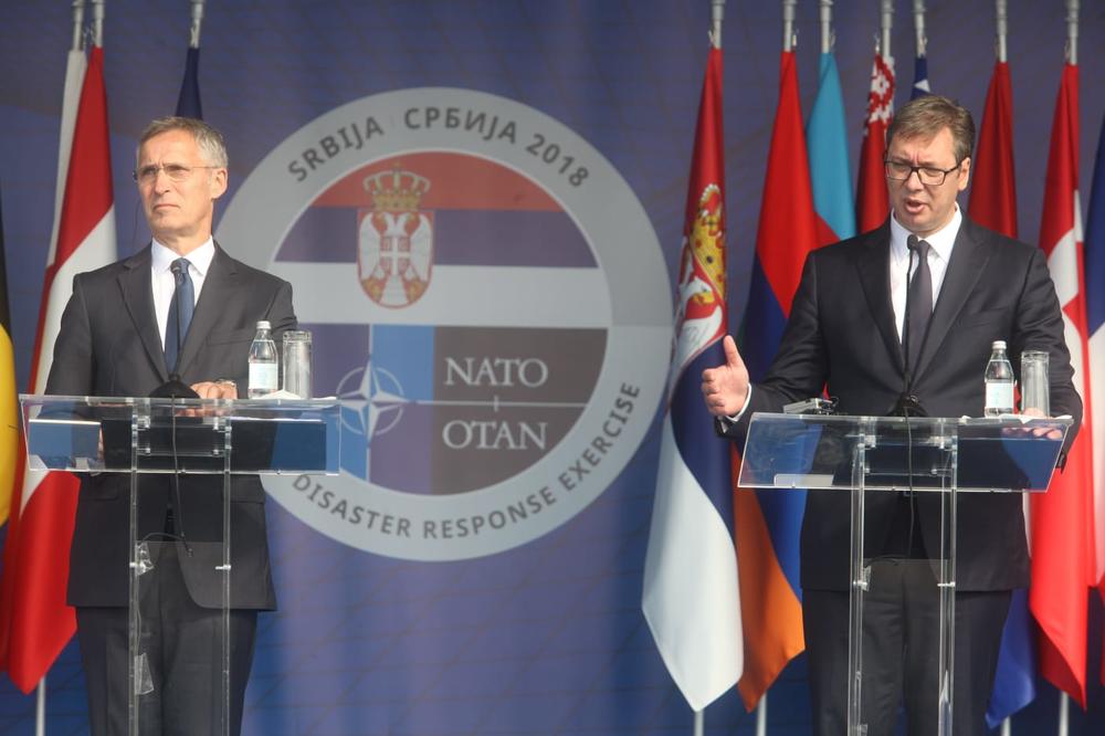 ZAJEDNO PRED NOVINARIMA PO OBILASKU VEŽBE U MLADENOVCU VUČIĆ: Moći ćemo da pozovemo Stoltenberga ukoliko se javi bilo kakav problem! SEKRETAR NATO: KFOR ostaje na Kosovu! (KURIR TV)