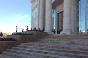 SVEČANOST UZ NAJVIŠE DRŽAVNE POČASTI: Vučić doputovao u Kazahstan, garda ispred predsedničke palate Akorda (KURIR TV)