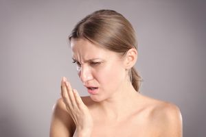 NE MOŽETE DA PROVALITE DA LI VAM NEPRIJATNO MIRIŠE IZ USTA? Upotrebite ova 3 sigurna testa za loš zadah!