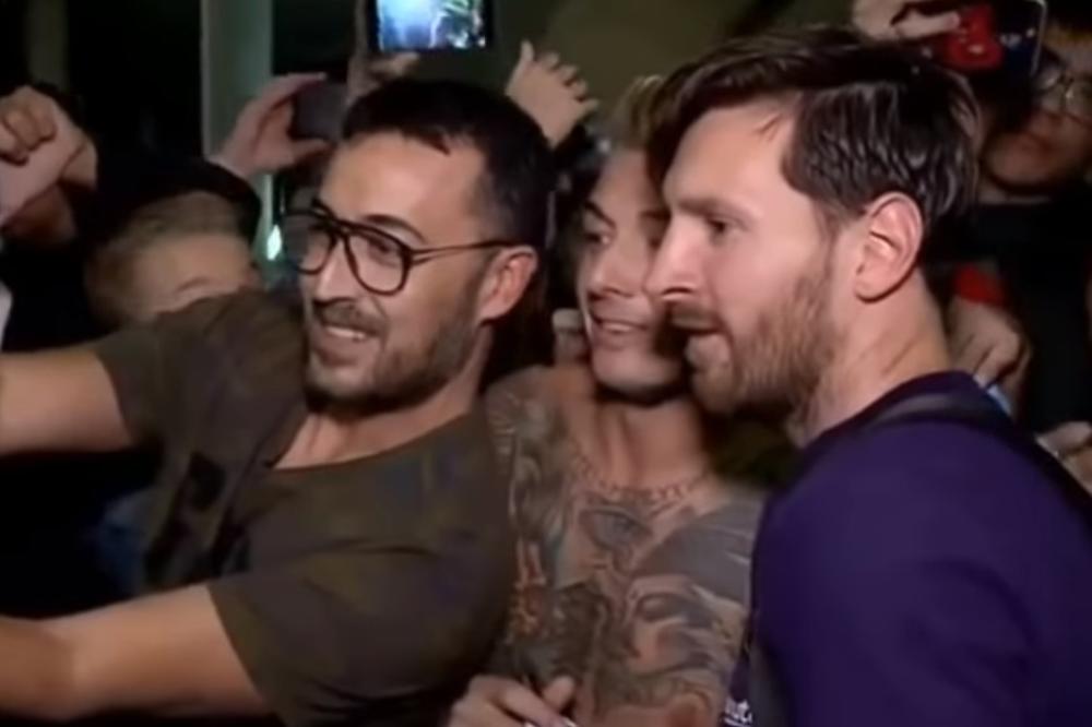 ARGENTINAC OSTAO U ŠOKU: Ovako je Mesi reagovao kada je video sebe preko celih leđa navijača (VIDEO)