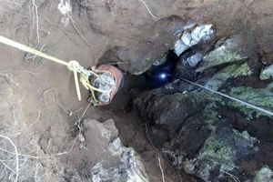 ALPINISTI SA CETINJA IZVELI NEMOGUĆE: Pogledajte dramatično spasavanje kuce Arona iz jame (FOTO)