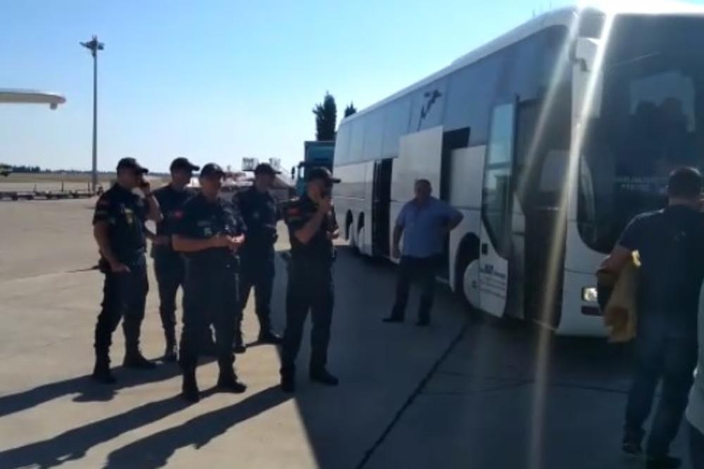 FUDBALERI SRBIJE DOLETELI U PODGORICU: Crnogorska policija dočekala Orlove (KURIR TV)