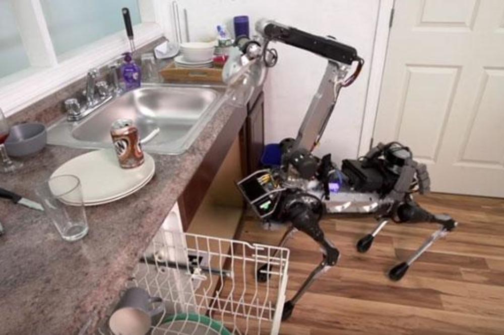 DA LI VAM TREBA POMOĆ U KUĆI? Robo-pas koji pere sudove!