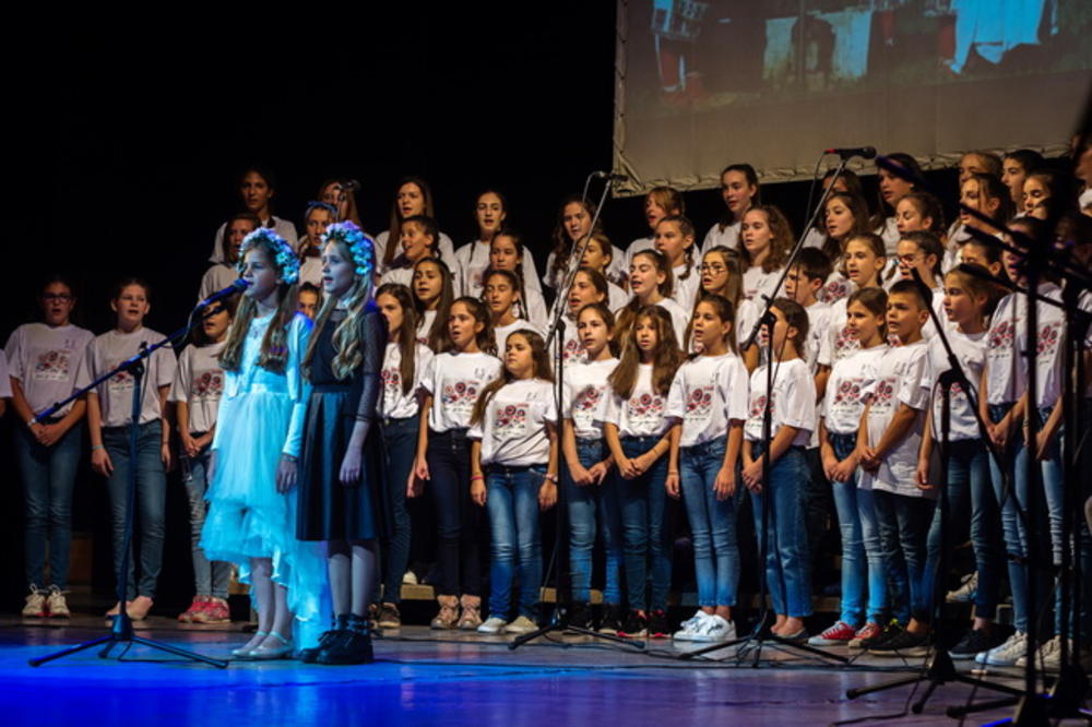 OTADŽBINA U SRCU SABORA SLOGE POKRETA TRI PLUS: Deca su pevala Kosovski božuri i Zemljo moja, A PUBLIKA JE PLAKALA