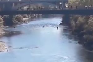 DETALJI FILMSKE POTERE U PODGORICI: Begunac skočio u reku, policija ga izvukla iz Morače (VIDEO)