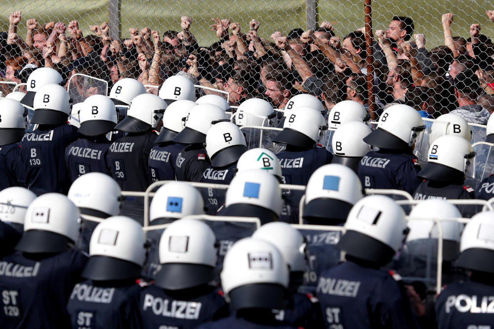AUSTRIJA NA OPREZU: Beč produžava kontrole na granici zbog migranata i terorizma