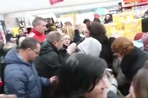 SVI BRUJE O TUČI SRBA ZBOG JEFTINE PILETINE! A pogledajte kakva makljaža je nastala ovde, i to ZBOG SNIŽENE CENE NUTELE! (VIDEO)