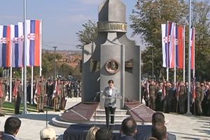 PREMIJERKA BRNABIĆ ODALA POČAST GVOZDENOM PUKU PA ODRŽALA GOVOR: Stati ovde, pred ovaj spomenik, pred 1.300 mrtvih, pred istoriju, pred Srbiju za koju su se borili, više je od časti!