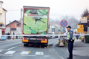 UŽAS U KARLOVCU: Šleper zgazio dečaka (10), telo i njegov bicikl satima ležali pod točkovima kamiona!