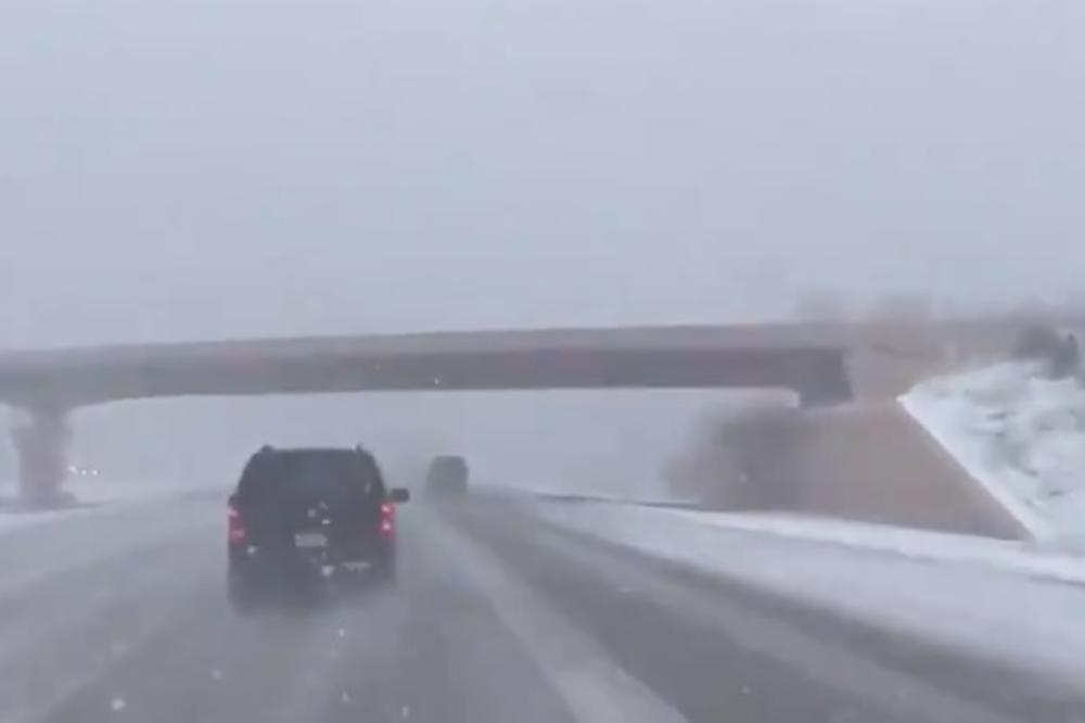 NEVREME IZNENADILO VOZAČE NA AUTO-PUTU: Sneg i susnežica otežali saobraćaj na deonici kroz Pomoravlje