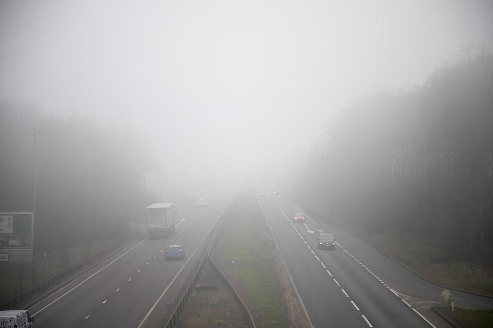 AMSS UPOZORAVA: Oprez zbog mokrih kolovoza i magle