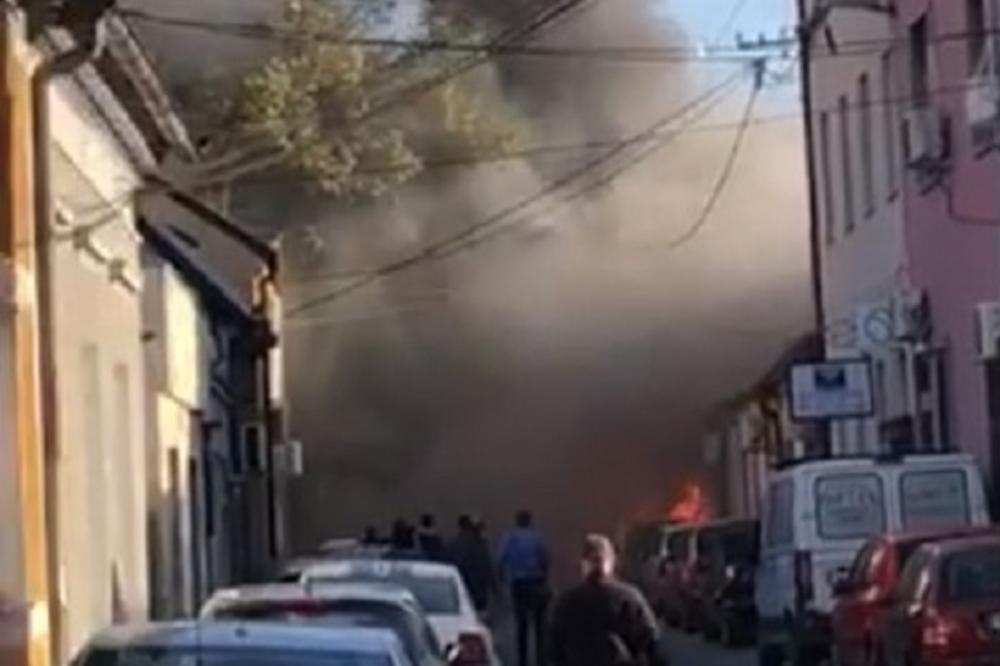 POŽAR U ZEMUNU: Gusti crni dim prekrio celo naselje! Prolaznici ZANEMELI PRED PRIZOROM (VIDEO)