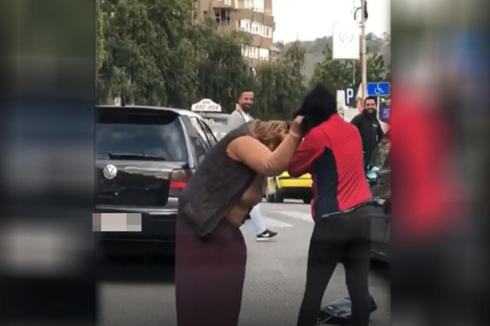 NEZAPAMĆENA MAKLJAŽA U NOVOM PAZARU! Potukle se žene nasred ulice: Prvo su usledili udarci papučom u glavu A ONDA JE POČEO HAOS! (VIDEO)