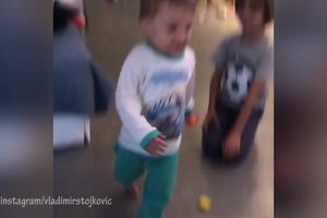PRESLATKO! NEĆE OČEVIM STOPAMA: Evo šta sinovi Vladimira Stojkovića vežbaju da budu kad porastu (VIDEO)