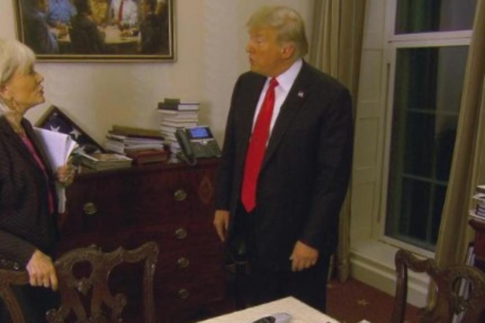 TRAMP U OPASNOM DRUŠTVU: U Belu kuću postavio sliku  kojom je ponovo šokirao SAD (FOTO)