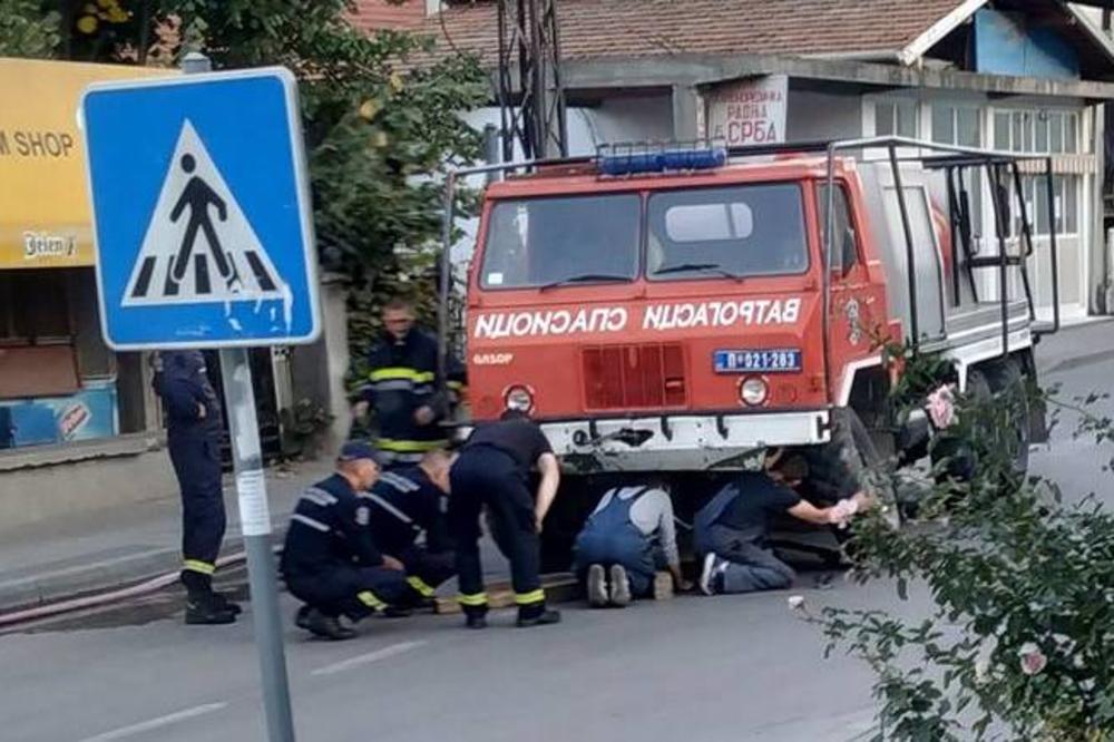 IZBEGNUTA TRAGEDIJA U LESKOVCU: Točak se odvalio sa vatrogasnog kamiona, vozač jedva ukrotio vozilo