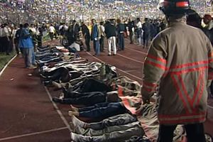 STADION STRAVE I UŽASA: Stampedo SMRTI odneo na desetine života! Oholost izazvala jednu od najvećih TRAGEDIJA u istoriji sporta (VIDEO)