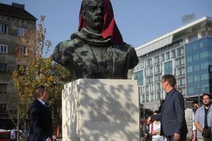 BISTA DIMITRIJU TUCOVIĆU VRAĆENA NA SLAVIJU: Spomenik slavnog socijaliste dobio novo mesto na gradskom trgu (FOTO)