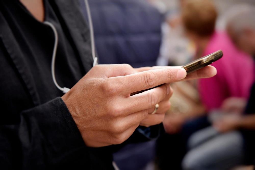 SRBIN OBJAVIO PORUKU U KOJOJ GA JE DEVOJKA "ŠUTNULA" Napisao joj da je VOLI NAJVIŠE NA SVETU, usledio odgovor koji ga je SLOMIO