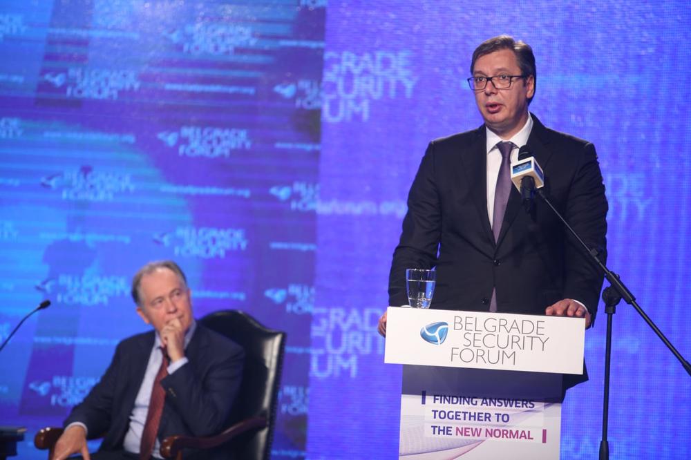 KURIR TV NA BEZBEDNOSNOM FORUMU Vučić na engleskom: Ovo je lep govor, ali mi ga je napisao neko drugi, pa ću ga sad ostaviti i govoriti sam