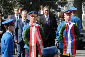 VUČIĆ I BELEN POLOŽILI VENCE NA SPOMENIK BRANIOCIMA BEOGRADA: Predsednici obišli i kapelu na austrougarskom vojnom groblju (FOTO)