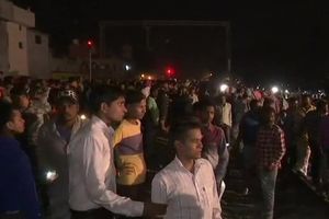 STRAVIČNA NESREĆA U INDIJI: Nisu čuli voz od vatrometa, najmanje 58 mrtvih (VIDEO)