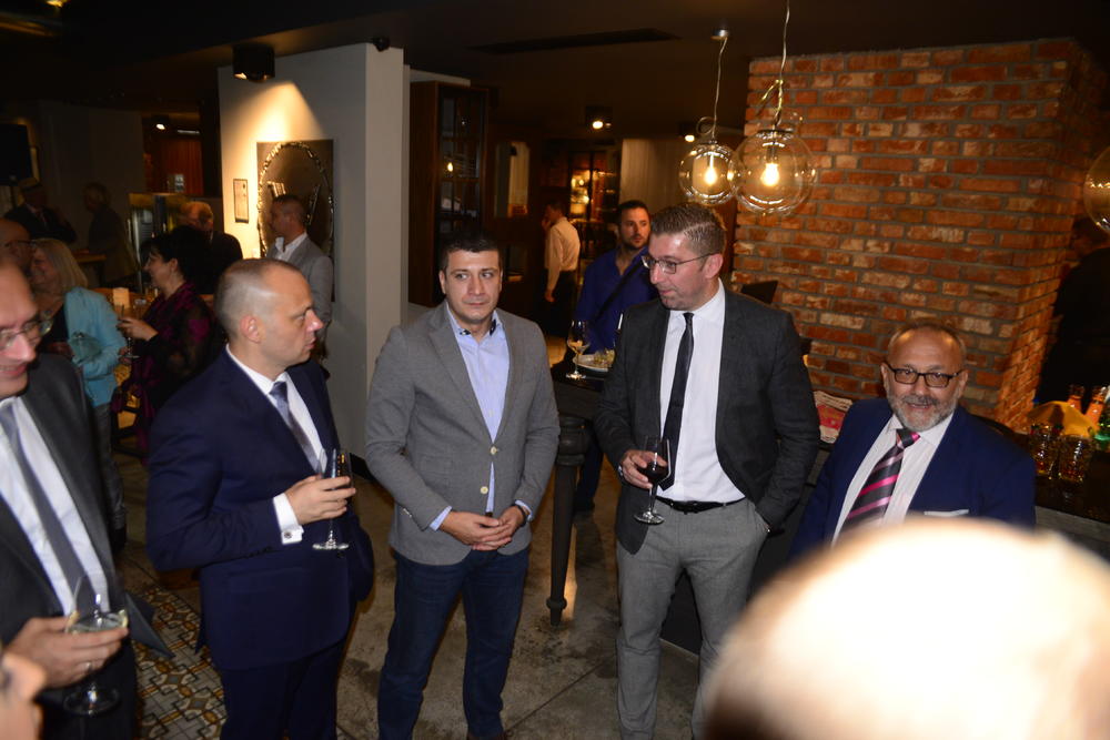 Branko Geroski, glavni i odgovorni urednik, sa Aleksandrom Rodićem i liderom opozicije VMRO-DPMNE Hristijanom Mickoskim
