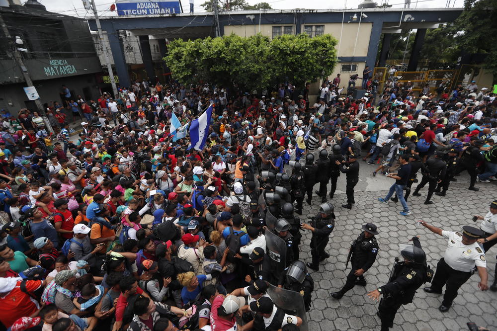 KARAVAN MIGRANATA STIGAO NA GRANICU SA MEKSIKOM: Hiljade probile ogradu, kreću se ka SAD! Tramp već zapretio da će da šalje vojsku! (FOTO, VIDEO)