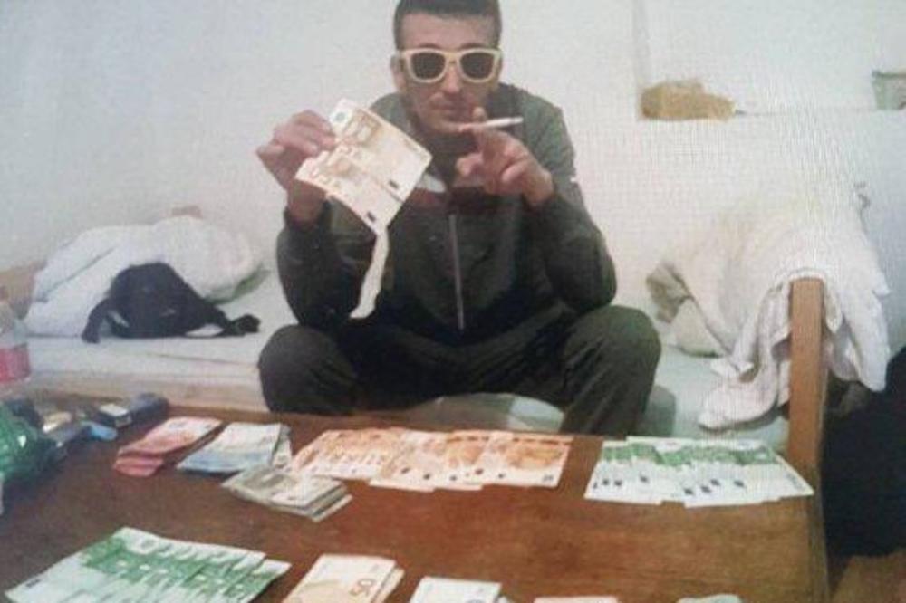 PAMET IM NIJE JAČA STRANA: Tri Makedonca opljačkala slovačke poštare, pa slike sa parama stavili na Fejsbuk (FOTO)