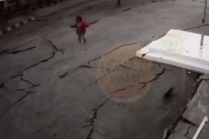 ZEMLJA SE OTVORILA! Snažan zemljotres u momentu od ulice pravi oranicu! LJUDI U PANICI! (VIDEO)