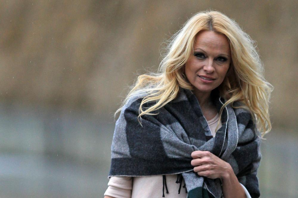NEKADA NAJSEKSEPILNIJA ZEČICA, A DANAS VAN KONDICIJE: Pamela Anderson uhvaćena kako izlazi iz bolnice na štakama, evo šta se desilo!