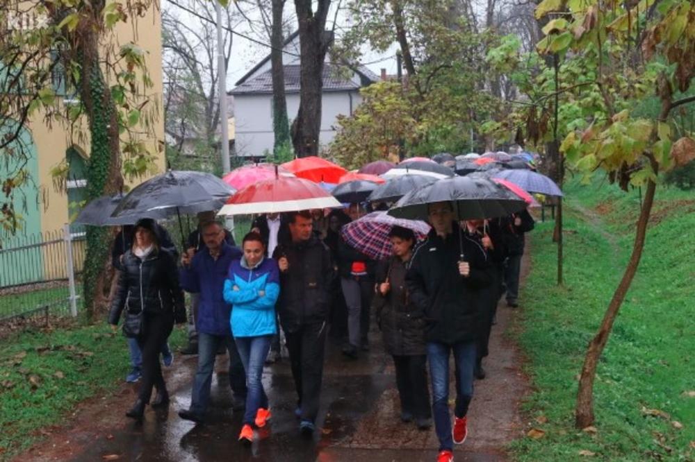 PROTESTI ZBOG MIGRANATA U BIHAĆU: Jaka kiša rasterala građane, sutra nove demonstracije! (VIDEO)