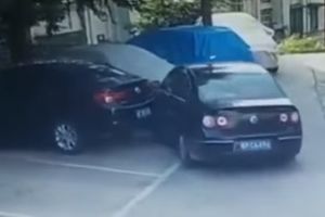 NAJLUĐE PARKIRANJE: Kinez napravio karambol na parkingu a na kraju uleteo u garažu, ali s leđa! (VIDEO)