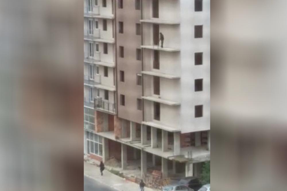 OPASNO I SULUDO: Radnik baca gvozdene skele sa petog sprata zgrade u Žarkovu direktno na ulicu (KURIR TV)