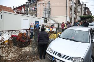 KOMŠIJE ODBRANILE RUŠENJE: Izvršitelji došli da uklone kontejner u kom živi porodica Pavlović