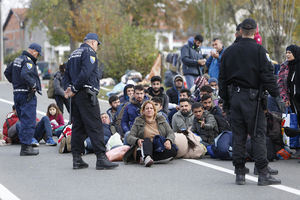 POKUŠAVALI DA PROBIJU POLICIJSKE KORDONE: Stotine migranata zaustavljeno pred hrvatskom granicom! (FOTO)
