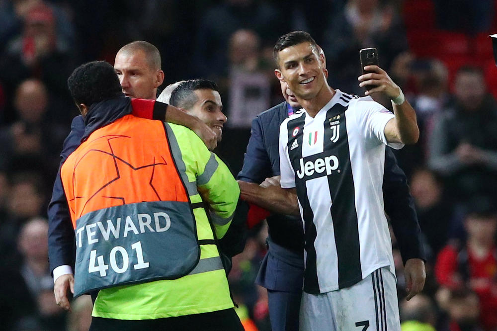 RONALDO JE LJUDINA: Navijač Mančester junajteda uleteo na teren i pojurio ka Kristijanu, a fudbaler Juventusa uradio nešto što niko ne bi (VIDEO)