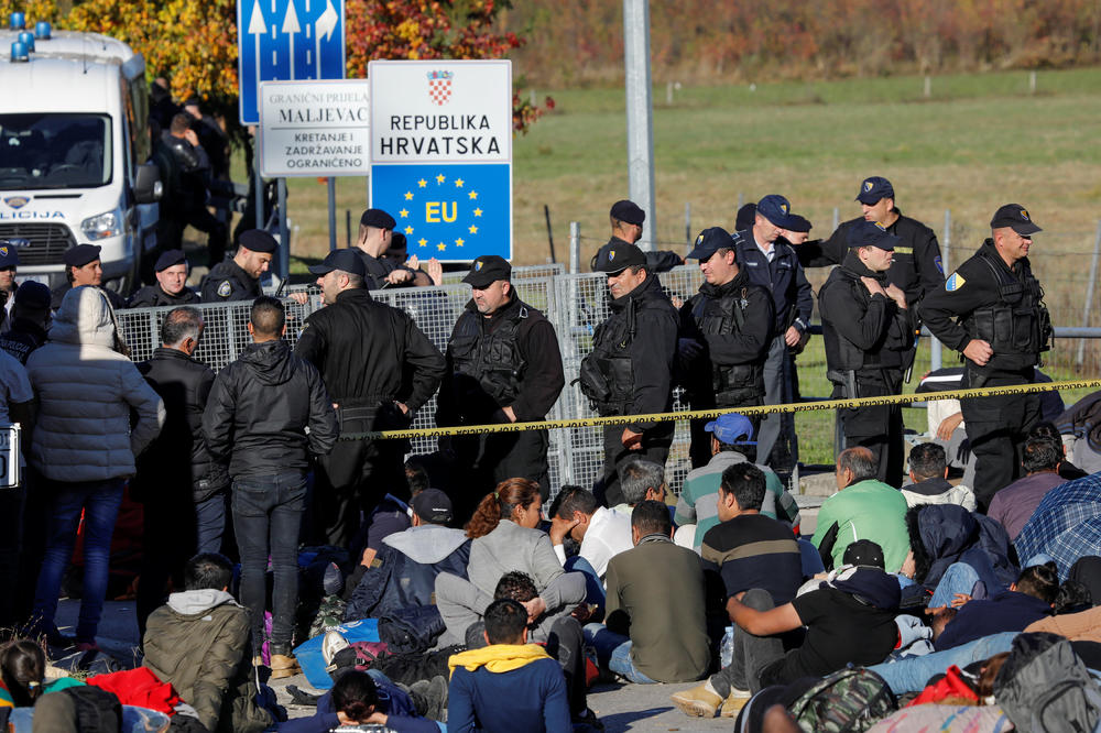 KRVAVO NA HRVATSKOJ GRANICI, POVREĐENA DVA POLICAJCA: Migranti ih gađali kamenicama, hteli na silu da uđu u Hrvatsku!