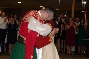 BJELOPOLJAC I MOJKOVČANKA ODUŠEVILI SVE GOSTE: Venčali se u narodnoj nošnji, a kad je krenuo prvi ples, još više su ih iznenadili (VIDEO)