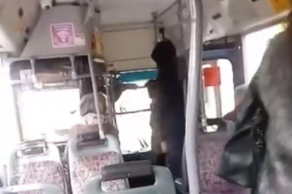 DIVLJANJE U AUTOBUSU GSP: Mladić nogom udario vozača pa počeo da razbija autobus