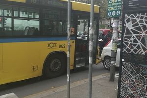 HAOS U BULEVARU DESPOTA STEFANA: Autobus GSP se zakucao u auto koji se isparkiravao, za tren blokirana cela ulica