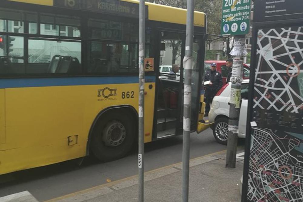 HAOS U BULEVARU DESPOTA STEFANA: Autobus GSP se zakucao u auto koji se isparkiravao, za tren blokirana cela ulica