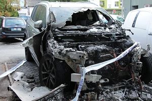 IZGOREO AUTO U NOVOM SADU: Zapaljen džip vođe navijača Vojvodine Snajpera?