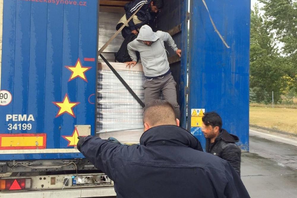 SAKRILI SE MEĐU FRIŽIDERE: Slepi putnik migrant dva dana zaredom vraćan sa Horgoša (FOTO)