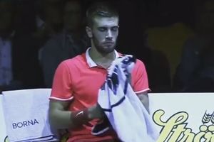 TENISKI SVET U ČUDU: Hrvatski teniser počeo da priča sam sa sobom! Njegov potez izazvao reakciju i Novaka Đokovića! (VIDEO)