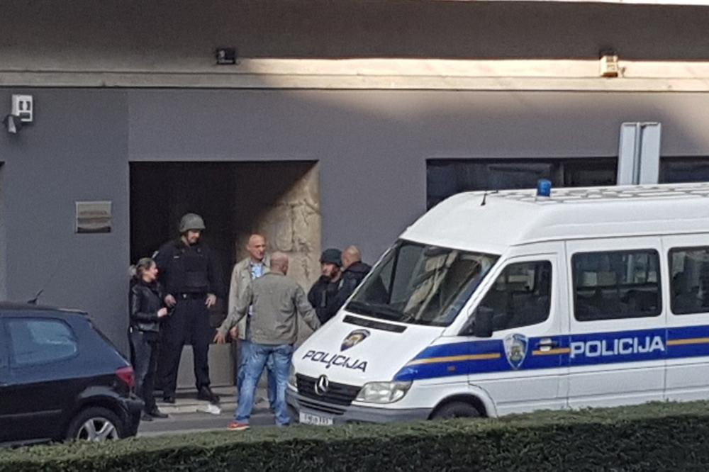 DUGE CEVI KOD KOLINDINE ZGRADE: Uhapšen muškarac jer se sa puškom šetao po Zagrebu (FOTO)