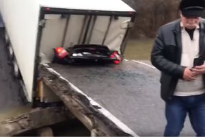 JEZIVA NESREĆA U RUSIJI! OD AUTOMOBILA OSTALA PALAČINKA: Most se srušio, a šleper zgnječio vozilo iza njega! (UZNEMIRUJUĆI VIDEO)
