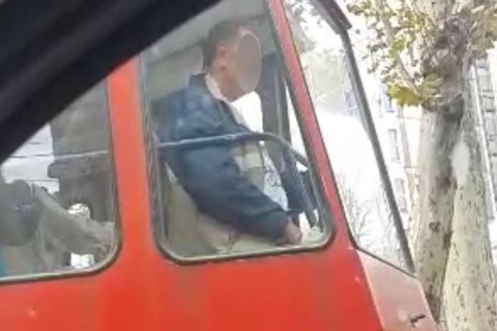 NOVI MANIJAK IZ BEOGRADSKOG PREVOZA: Čovek masturbirao usred tramvaja, pred svim putnicima! (VIDEO 18+)