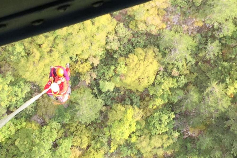 MIGRANTI SE ZAGLAVILI NA DINARI: Gorska služba helikopterom spasavala bebu i trudnicu (FOTO)